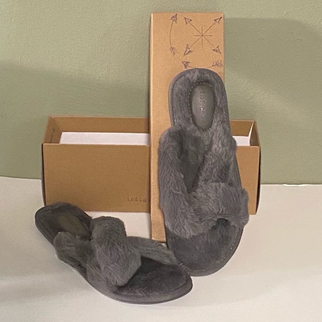 Brand New Gray Indigo Rd Cross Front Fuzzy Slippers Size 9 10 Brand New Gray Indigo Rd Cross Front Fuzzy Slippers Size 9 10